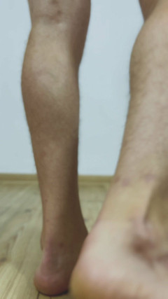 Apomit: Náctiletý chlapec masturbuje a ukazuje zadek v punčochách pro tátu