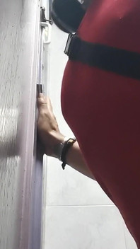Un enorme cazzo etero appare in un gloryhole nel bagno del centro commerciale