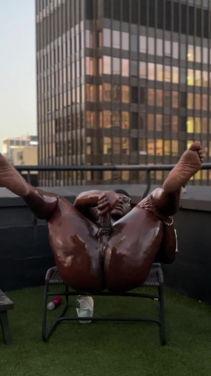 DADDYBLACKXXX: Un grande cazzo nero oliato masturbandosi e twerkando all'aperto