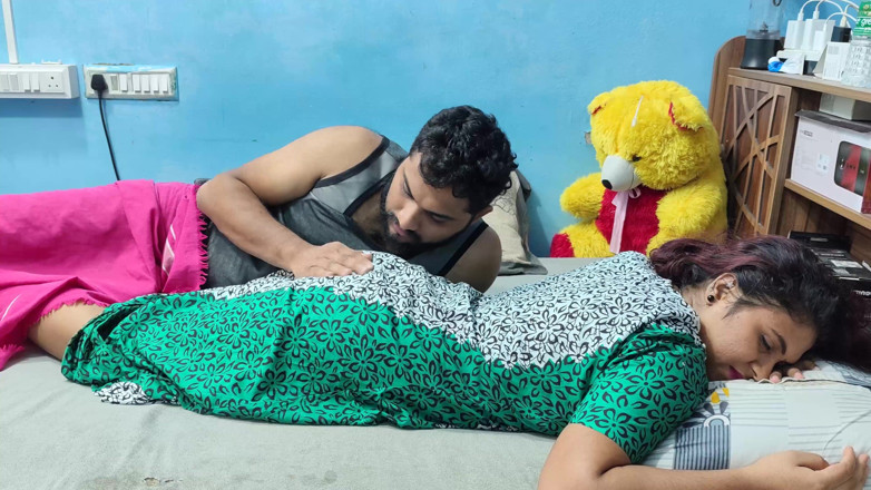 Vaigavarun Feet romance: Mallu vợ nóng bỏng đít và xoa bóp lưng bởi người...