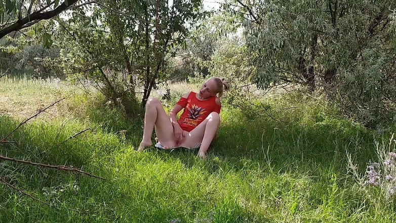 Meri-Mouse: Poszedł na jagody i postanowił masturbować się w lesie