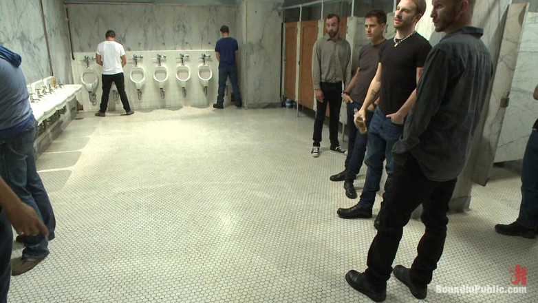 Bound in public: Game target - cewek dom bip lagi muasin salah satu dari...
