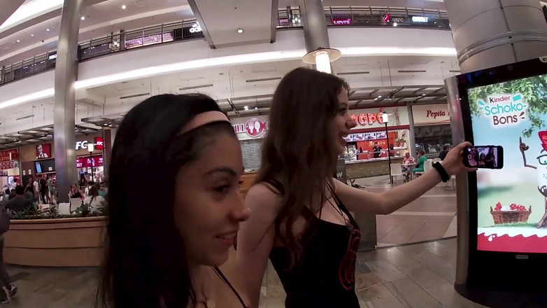 Dolls Cult: Dupla caminhada de porra no shopping depois de um grande...
