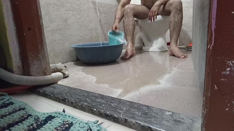 LovedSunsine1990: Quem gostaria de tomar um banho nu comigo?