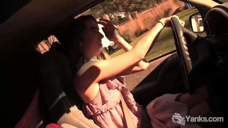 Yanks: Yanks babe Chloe Randall masturbates in the car