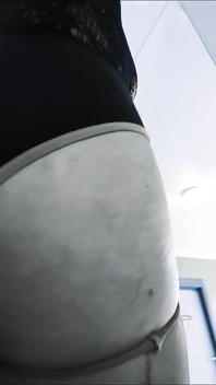 บีสะบัดตูดและเดินในชุดสีชมพูดำ