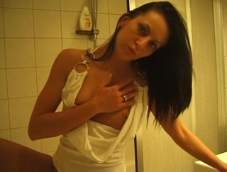 Flash Model Amateurs: Dark haired babe with a round ass rubs her clit