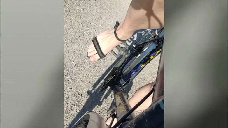 TV_Helena: Klouzavá jízda na kole! Tranny Cyklistika Nahá na veřejnosti!