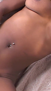 Drobná 19letá amatérská černá dívka W Malá prsa šuká její kundičku W dildo až do orgasmu v sólovém videu