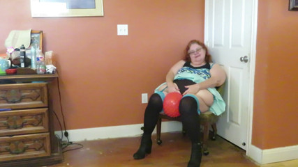BBW nurse Vicki adventures with friends: L'infermiera Vicki gioca con una palla di gomma in una...
