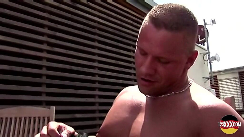 123XXX - 100% Amateurs: たるんだおっぱいを持つホットなドイツ人ひよこが屋外でペニスに乗っている