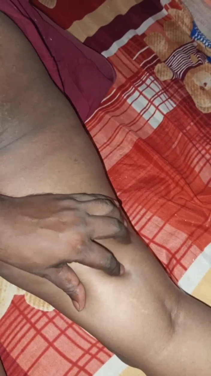 Auntixxx69: 我哥哥的阴茎非常粗，插入时撕裂了我的阴道。