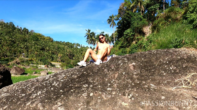 PassionBunny: Sonnige masturbation in tropical