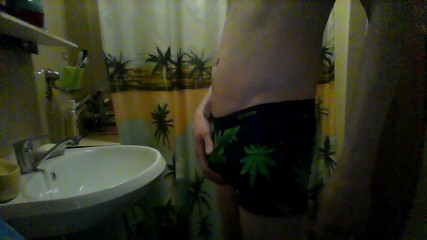 Rafael716: Baterka stříká v koupelně.