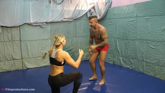 European Erotic Mixed Wrestling Club: Blondýnka mluví sprostě s chlapem, když kolem něj omotá své štíhlé...