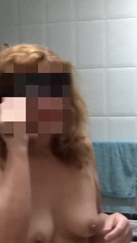 La Matrigna Indossa Una Maschera per Non Essere Riconosciuta Completamente Nuda Accanto Al Figliastro