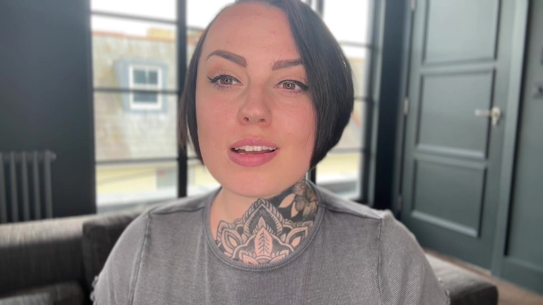 Miss Valentina: Posedlá sání ptáka