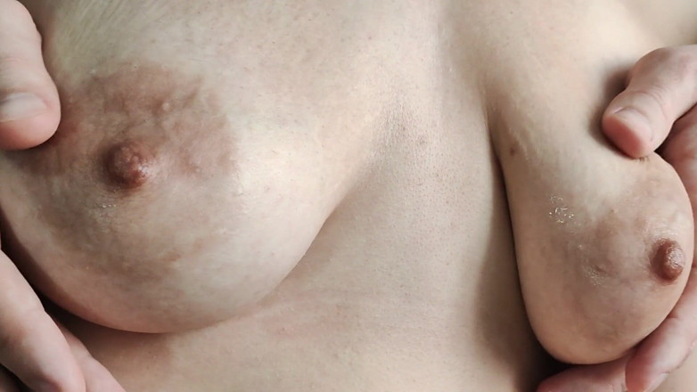Nipple Stock: Primer plano de tetas caídas con estrías