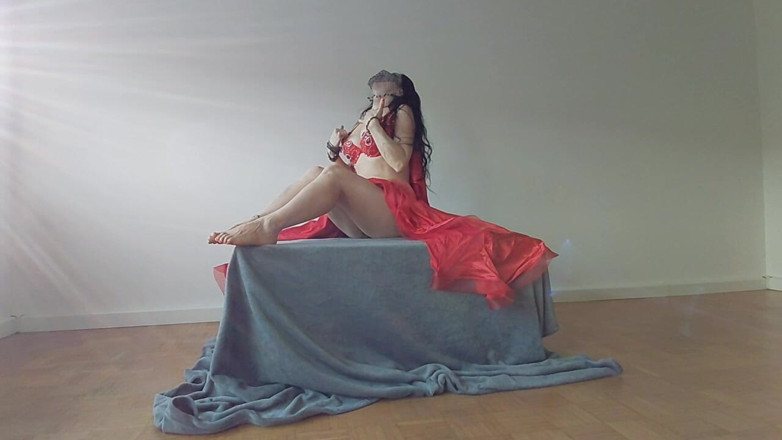 Kitty Dancer: Penari perut Arab menanggal dan mengongkek pepeknya dengan jari &amp; dildo