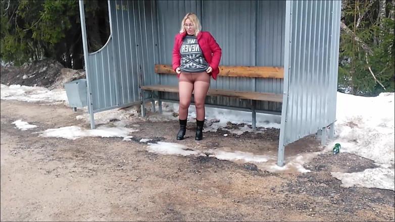 Lady Rose pee pee: Golden Rain 73~pee and Flash Big Ass on Road.