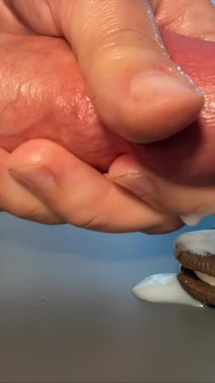 Slow-mo Oreo wytrysk: Ociekanie nasienia obciążenie na cookie zbliżenie!