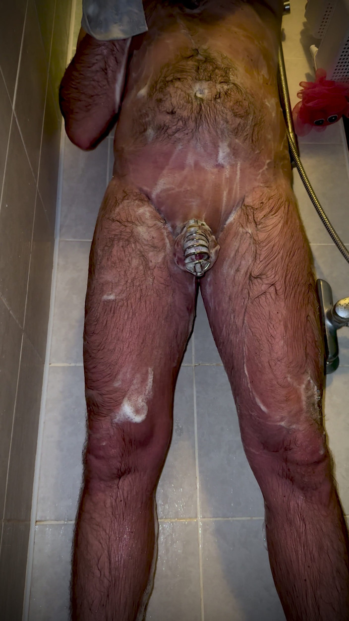 White Ukrainian Dick: Ich Wasche Mich Unter Der Dusche Mit Einem Fidelity-gürtel an...