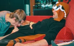 Spompinao il mio amico mentre lui si rilassa nel suo pigiama tanuki