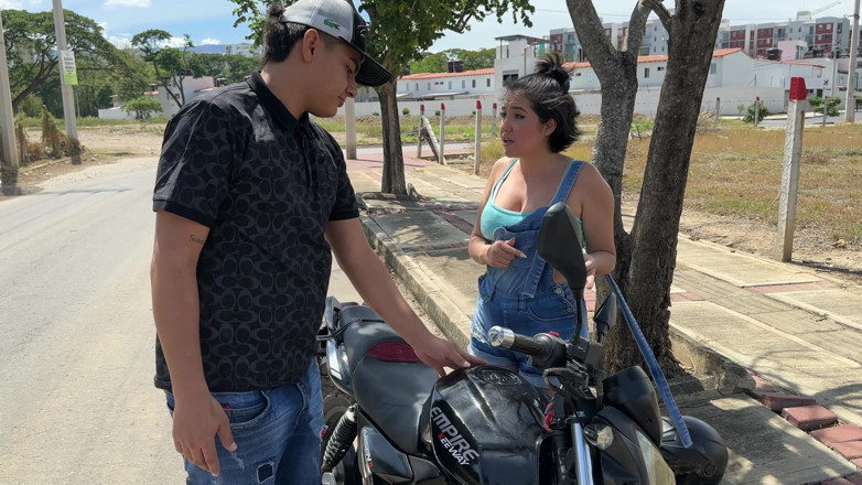 ManuelaAlvarez: Znajduję seksowną dziewczynę z dużym tyłkiem z motocyklem, który utknął...