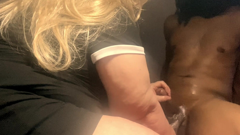 Daddykane: Büyük memeli nine büyük zenci elinde tutmayı seviyor