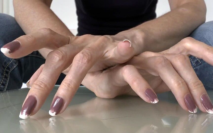 Lady Victoria Valente: 유리판을 두드리는 손톱