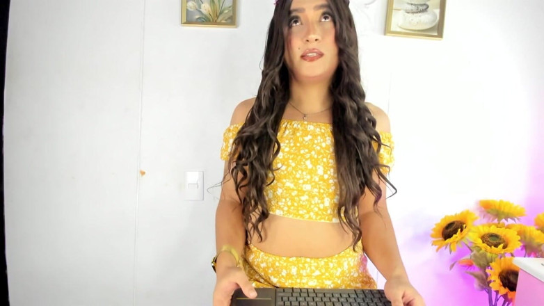 Aline Costa: Aline Wird Flirtend Und Stellt Sich Vor Die Kamera