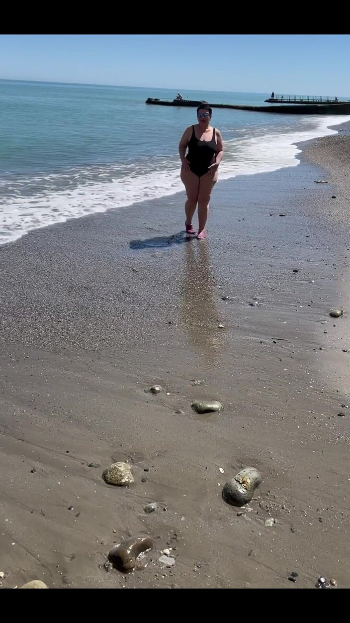 KarmenMilf: 在海滩上散步