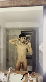 Il grande cazzo di un giovane gay