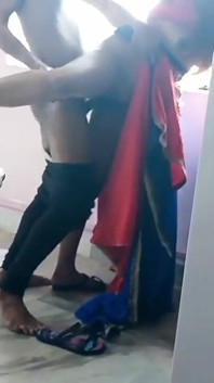 若い学生の男の子は大学のマダムを犯した