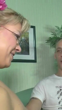 सेक्सी चोदने लायक मम्मी लंड चूस रही है चूत चाट रही है कमबख्त तीन लोगों की चुदाई