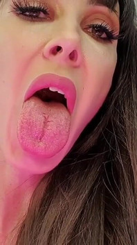 Menina gigante quer comer você