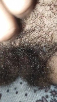 Sditalina la sua calda figa pelosa matura