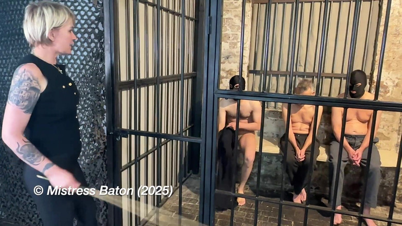 MistressBaton: 잔인한 교도소 소장에 의한 감옥 운동 시험