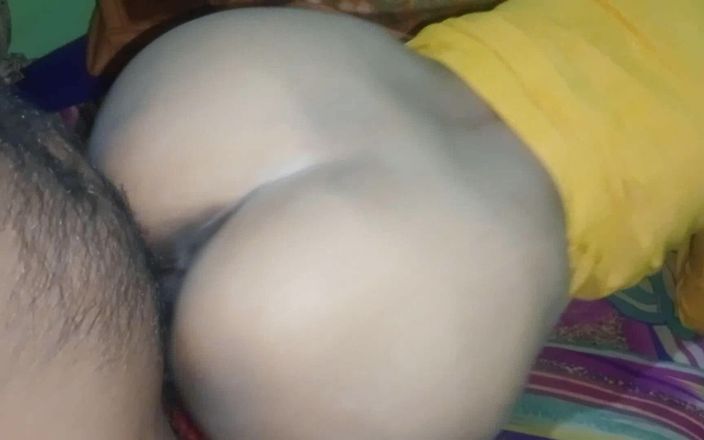 Pooja Sexy: 오늘 밤 배다른 아들과 침대를 공유하는 새엄마