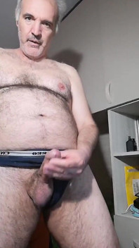 Ma bite dure et gonflée veut un maître