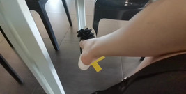 Nicoletta Embassi: Teenslippers op een drukke plek