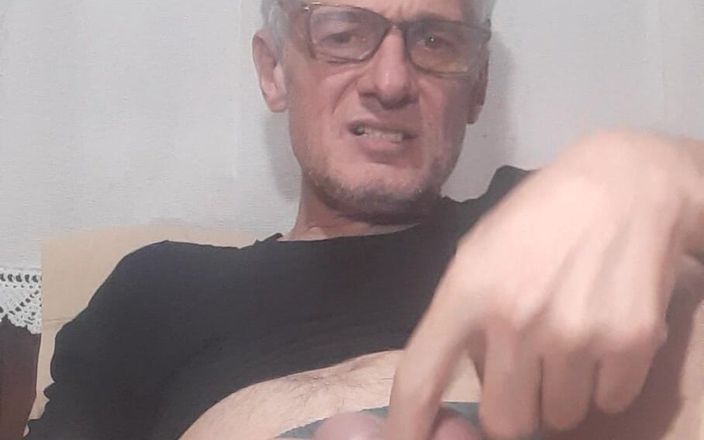 Big uncut hard cock: Oto jak uderzyć uderzenie i ścisnąć duże kulki ten człowiek ściska piłki...