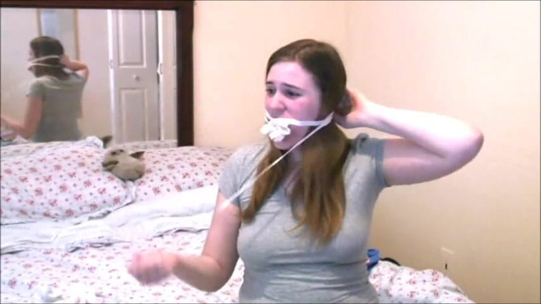 Selfgags classic: Alex gra damsel - część 2: Schwytany i skarpetka zakneblowany