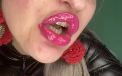 Vício em brilho labial rosa