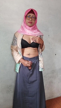Shemale bertudung berpantat besar, meregangkan pantatnya dengan dildo besar dan pancutan mani