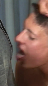 Latino-twink hart und ohne gummi von älterem typen gefickt