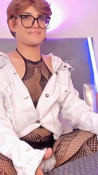 귀여운 켄이 엉덩이를 보여주고 흔들며