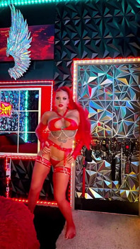4k bare stan bari gand laal baalon vaali kaalkothri men kapre utaarti hai