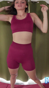 Tamamen doğal güzellik Lilly Jade çıplak yoga için soyunuyor