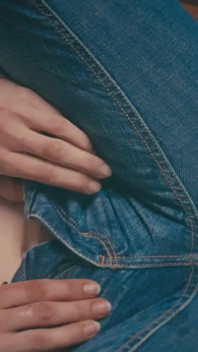 Bắn nước lộn xộn trên quần jean hollister. Đáy quần ướt át